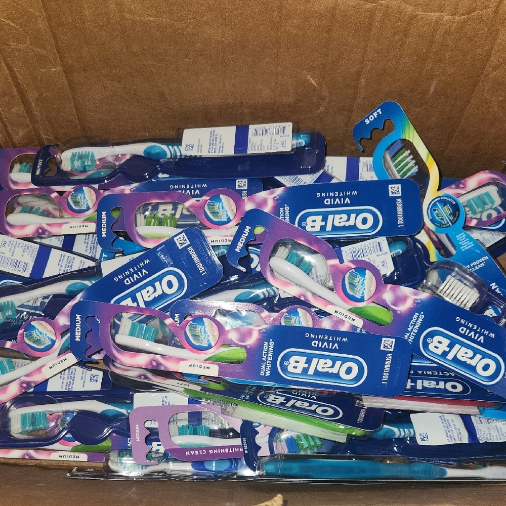 Oral-B Vivid Whitening Toothbrush - Blue